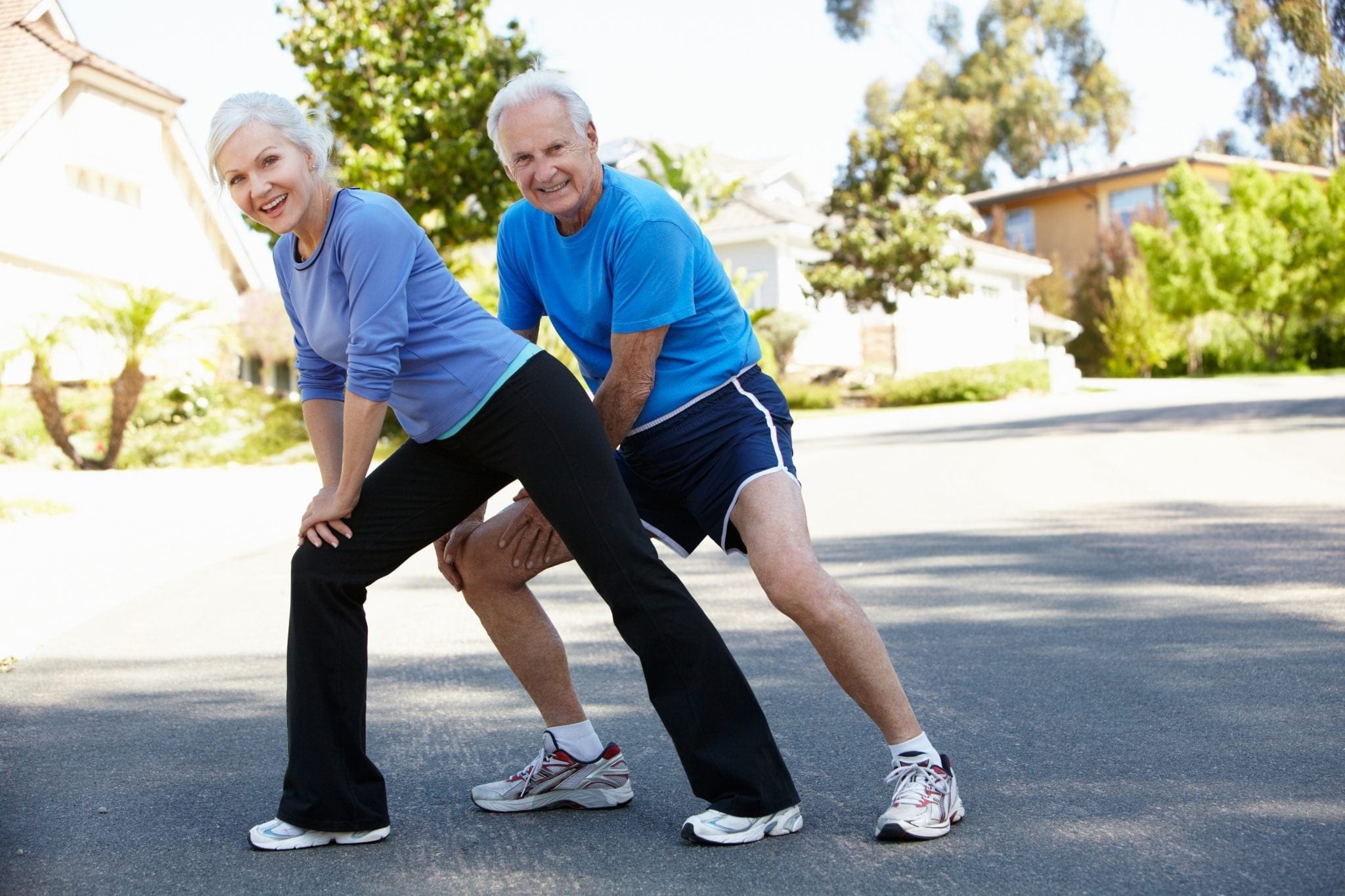 Пожилые мужчины ролики. Физическая активность пожилых людей. Пожилые люди спорт. Бег Стариков. Старики на пробежке.